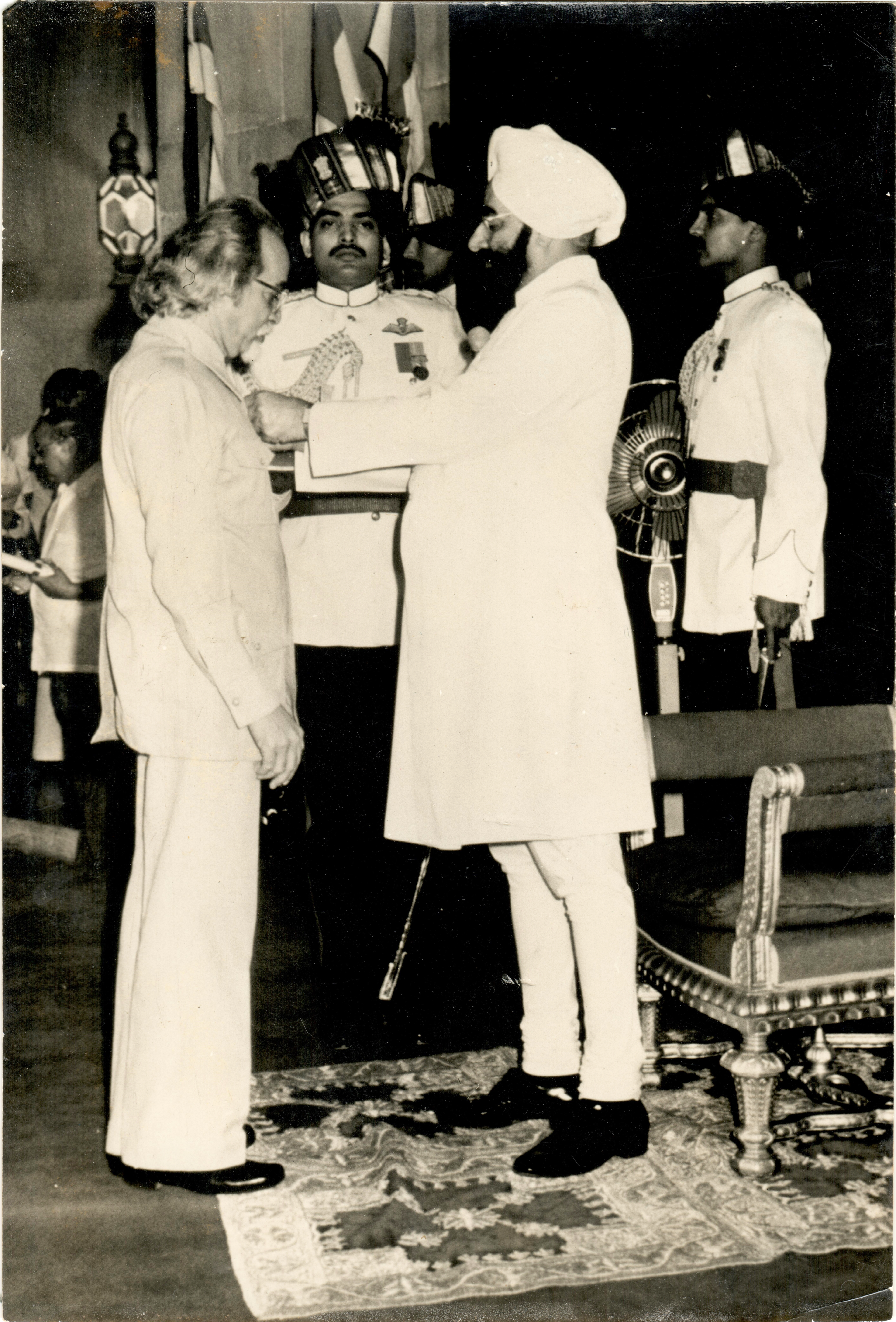 Laxman Pai receives the Padma Shri from President Giani Zail Singh, 16 March 1985