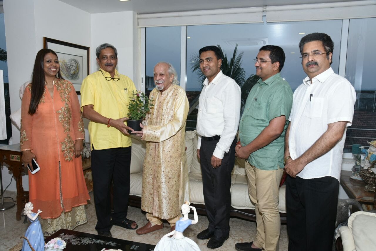Laxman Pai with Chief Minister Manohar Parrikar at Dona Paula, Goa, India
