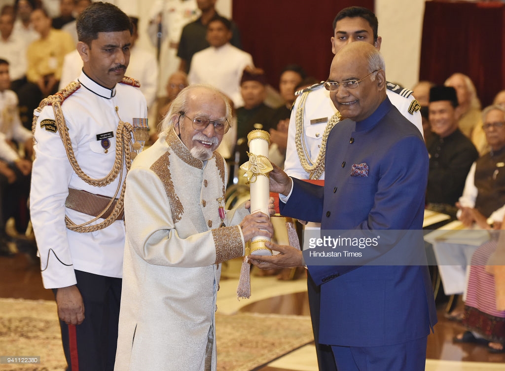 Laxman Pai receives the Padma Bhushan scroll from President Ram Nath Kovind, 2018
