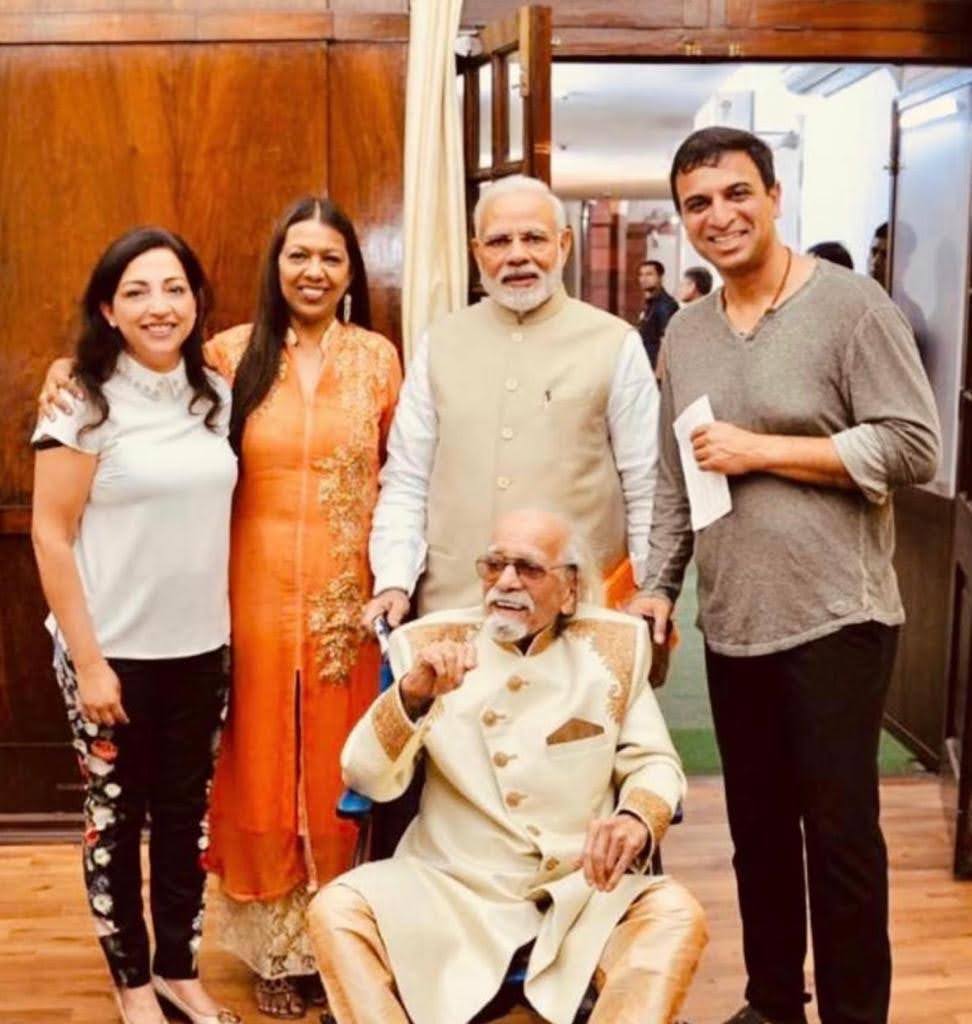 Laxman Pai with Prime Minister Narendra Modi and family